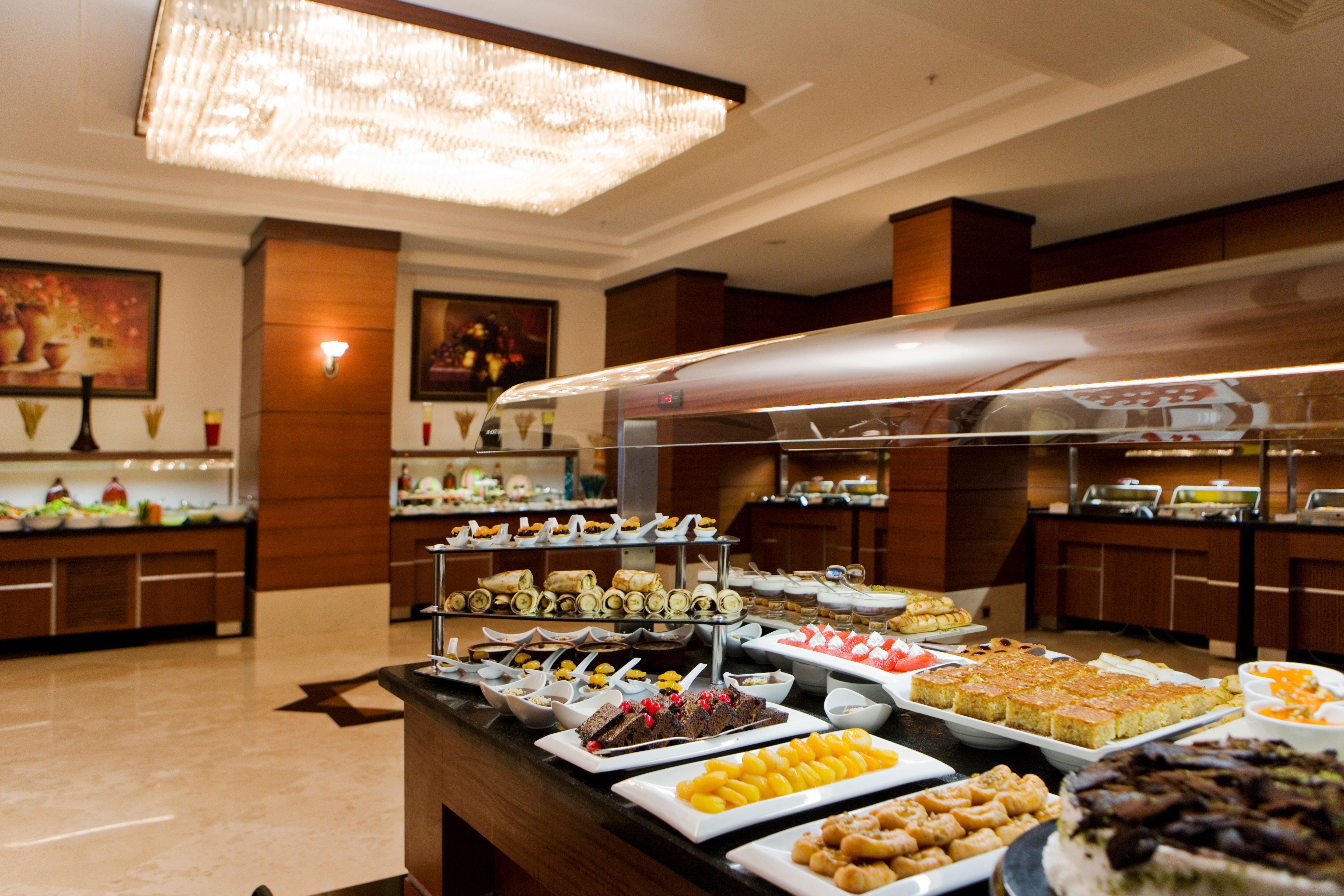 크라운 플라자 안탈리아 호텔 외부 사진 A buffet at a hotel
