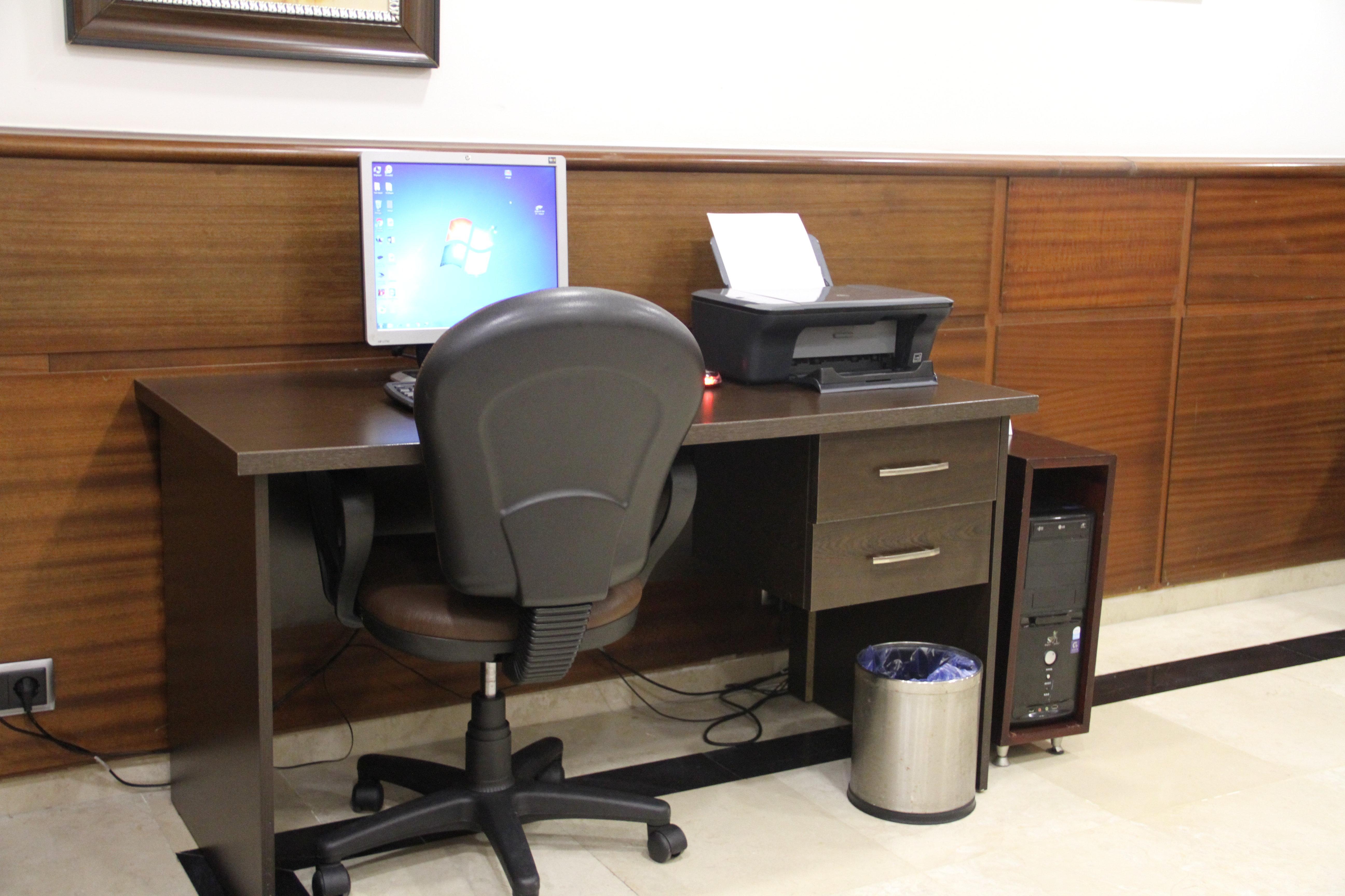크라운 플라자 안탈리아 호텔 외부 사진 Computer desk