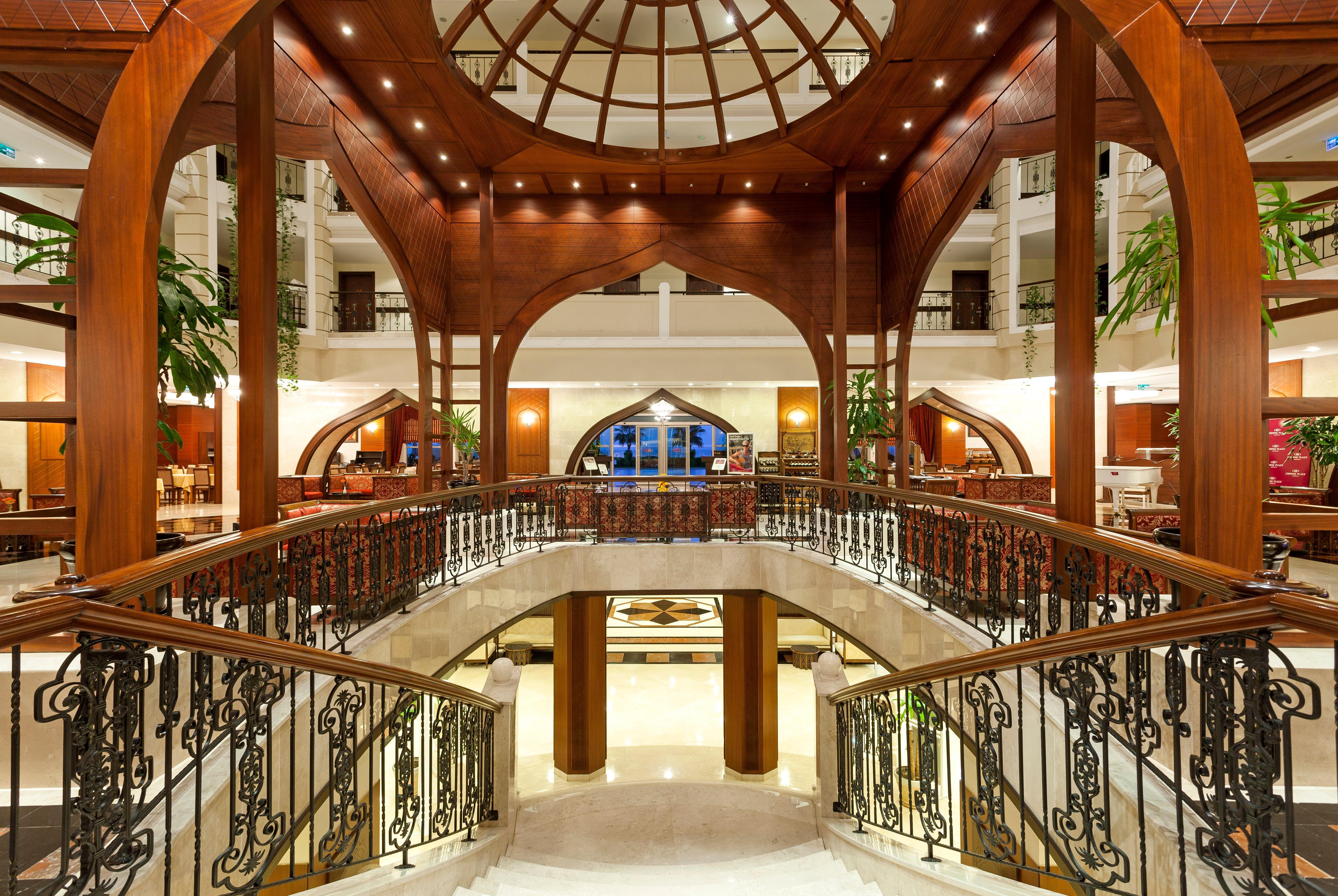크라운 플라자 안탈리아 호텔 외부 사진 The lobby of the hotel