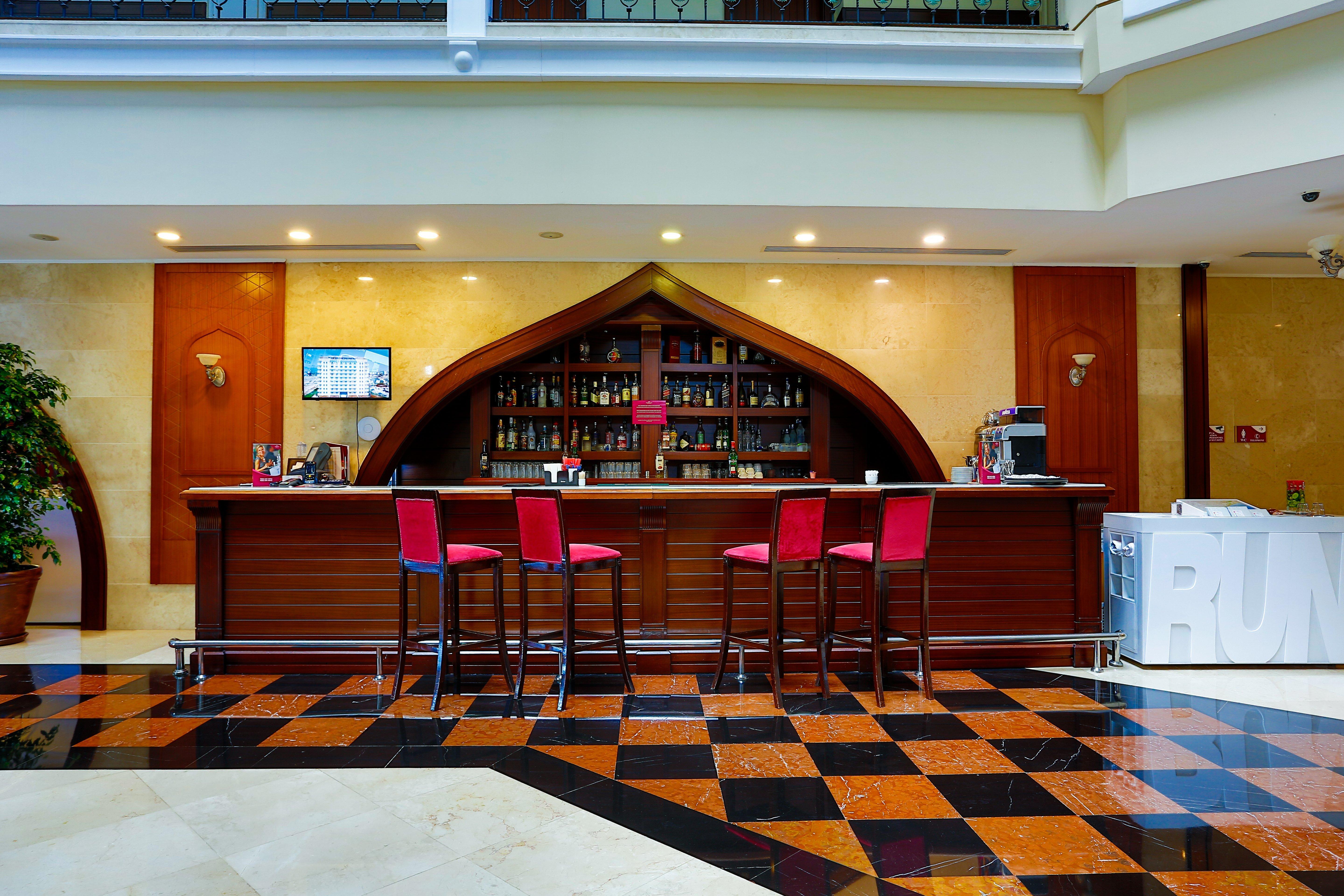 크라운 플라자 안탈리아 호텔 외부 사진 The bar at the hotel