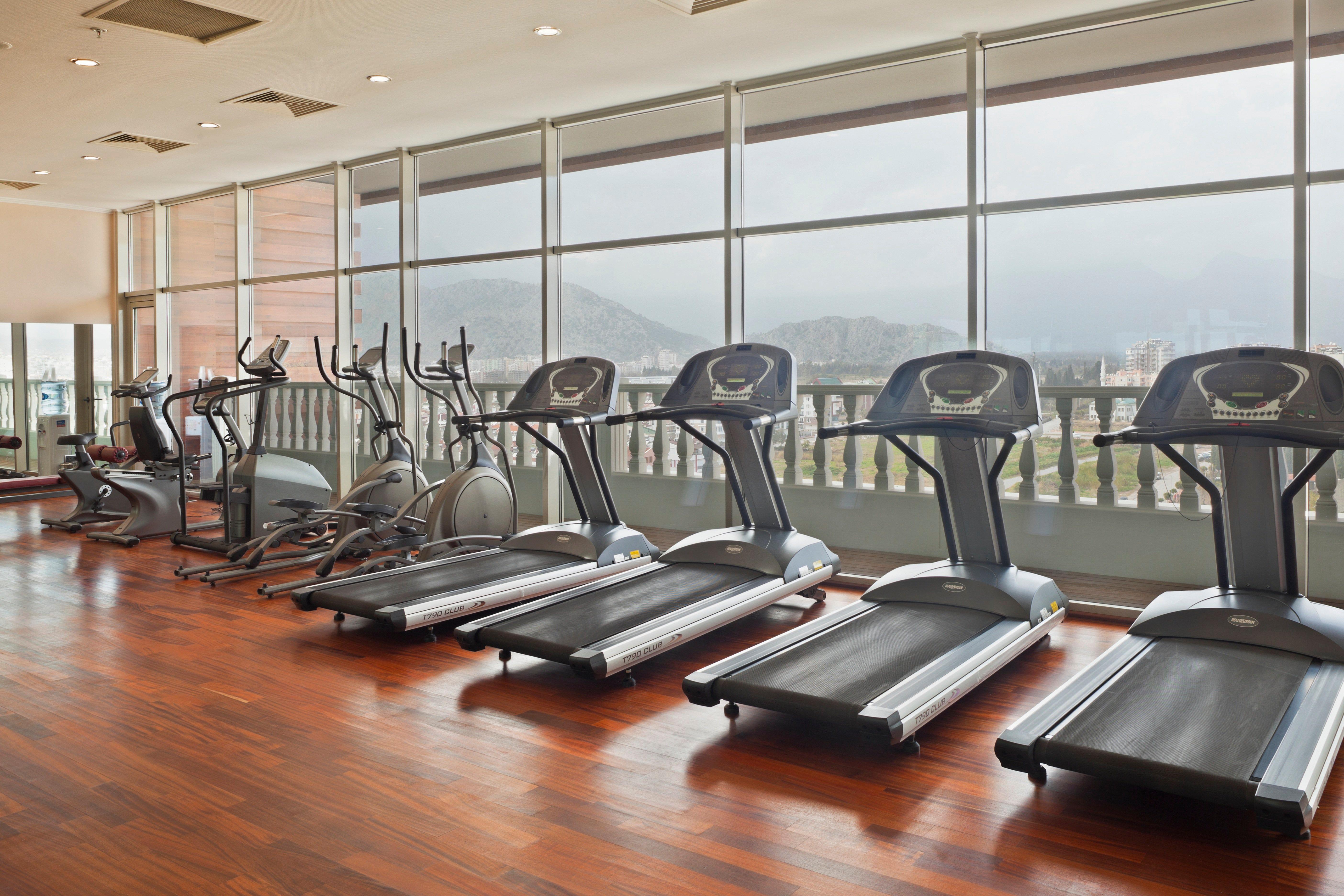 크라운 플라자 안탈리아 호텔 외부 사진 Treadmills in a gym