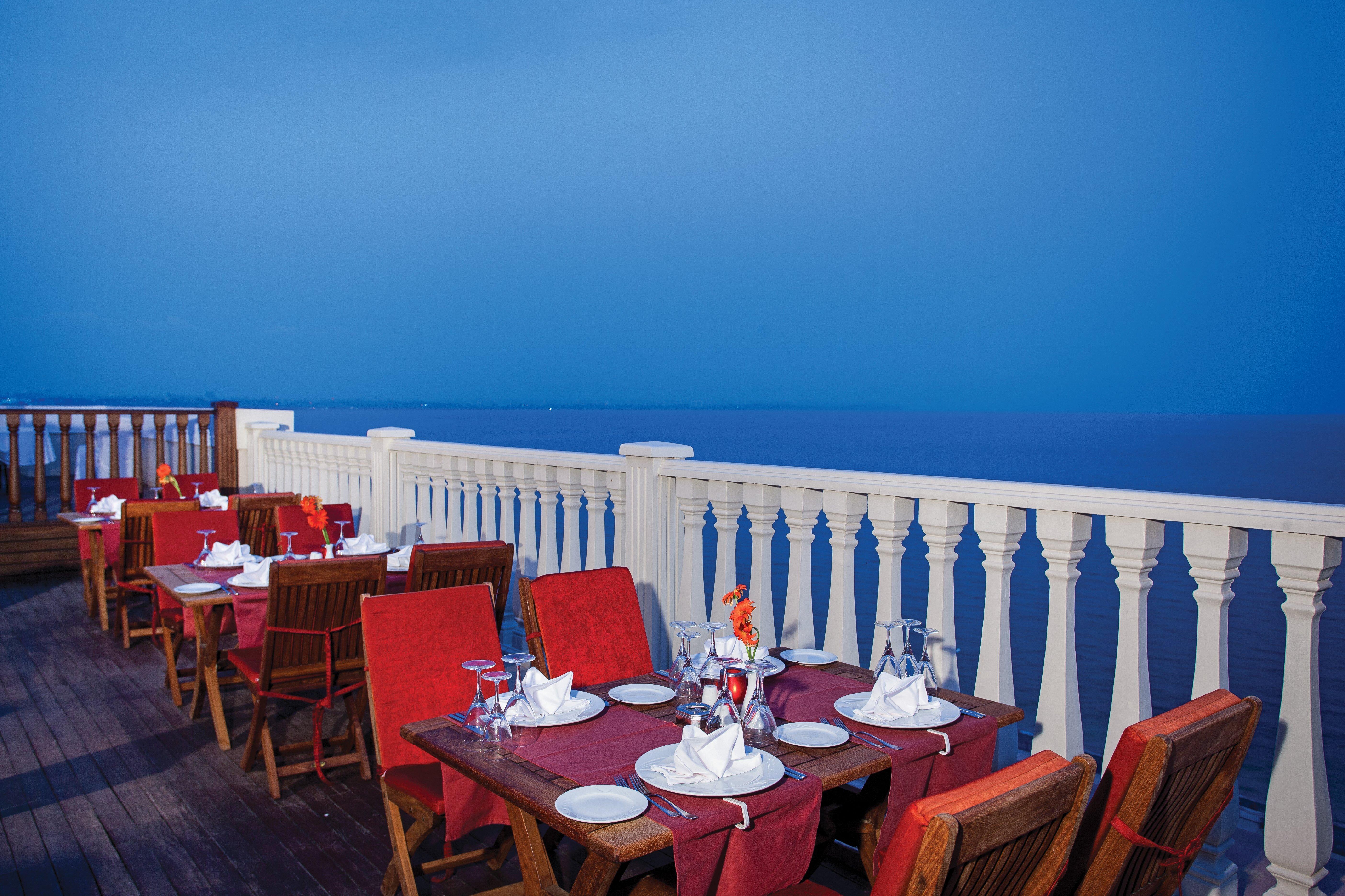 크라운 플라자 안탈리아 호텔 외부 사진 The restaurant on the top of the hotel