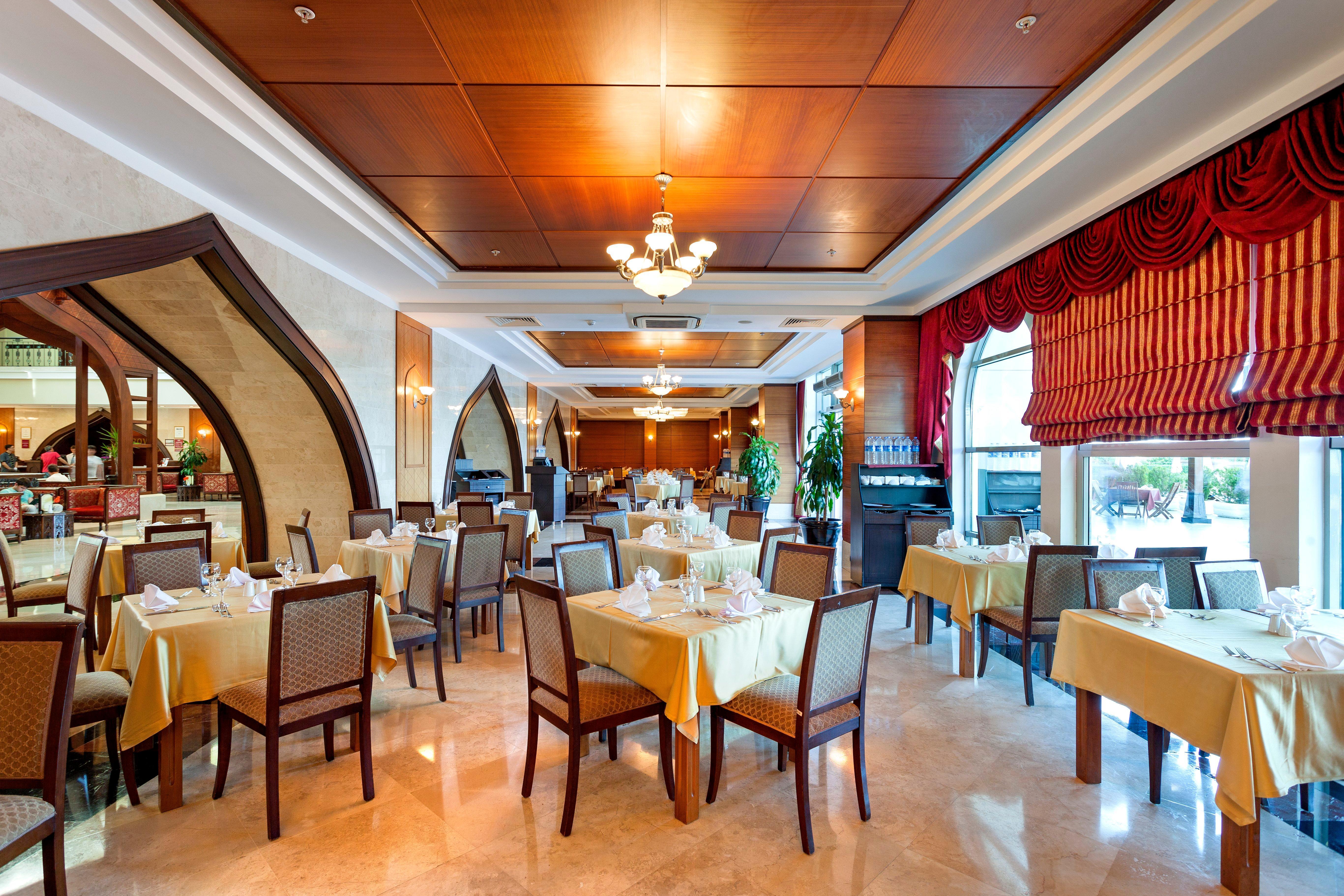 크라운 플라자 안탈리아 호텔 외부 사진 Restaurant interior