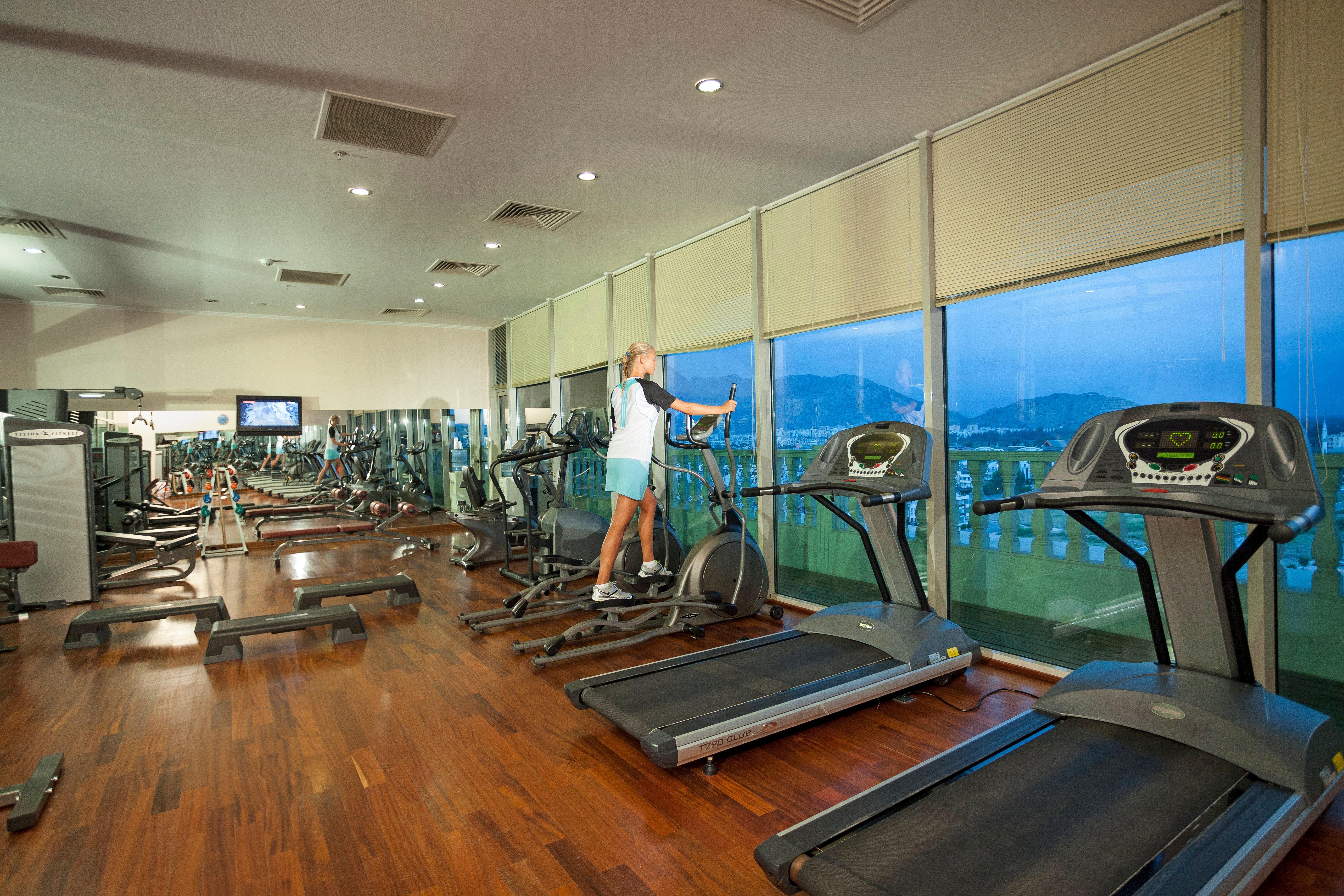 크라운 플라자 안탈리아 호텔 외부 사진 A gym in a hotel