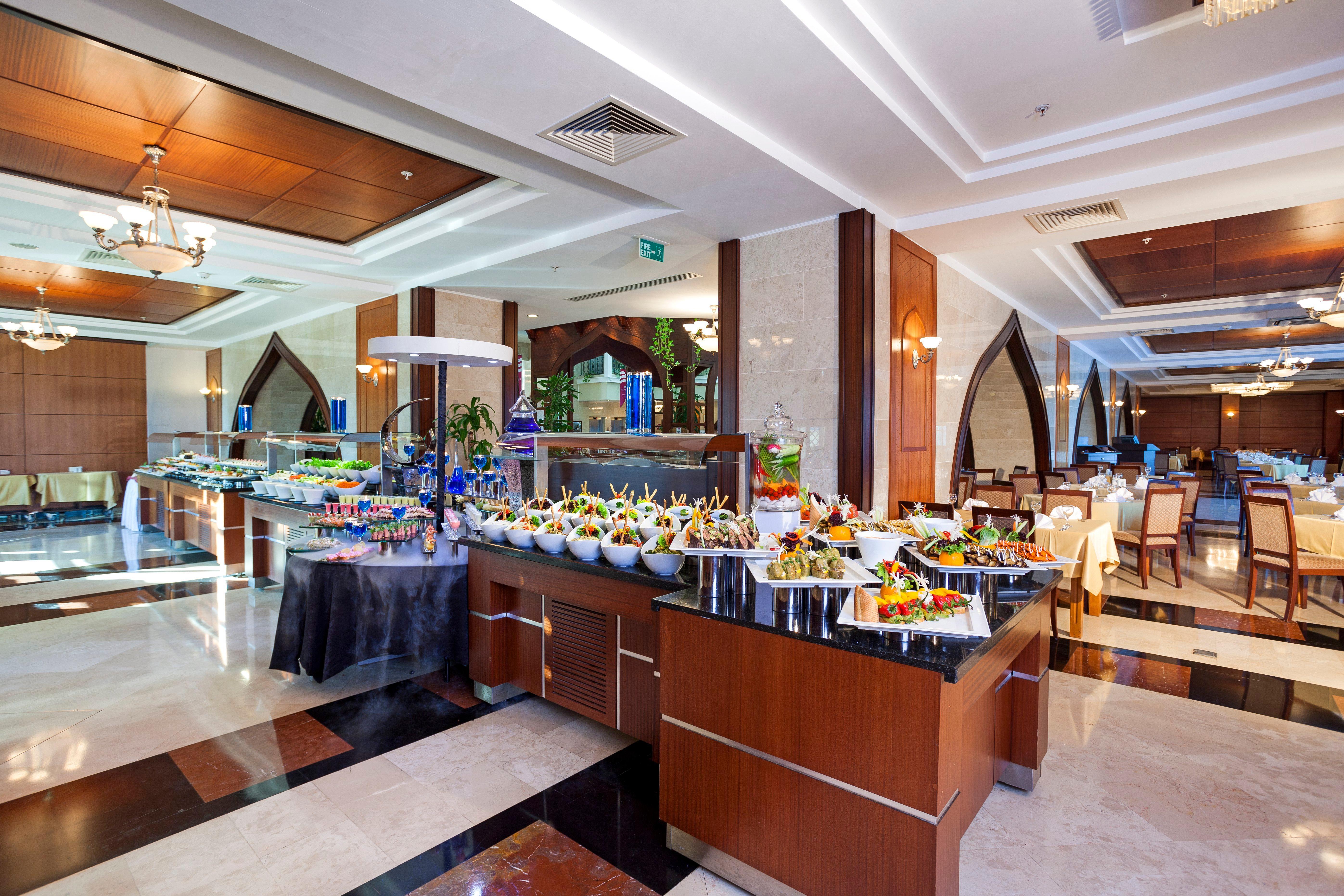 크라운 플라자 안탈리아 호텔 외부 사진 The buffet at the hotel
