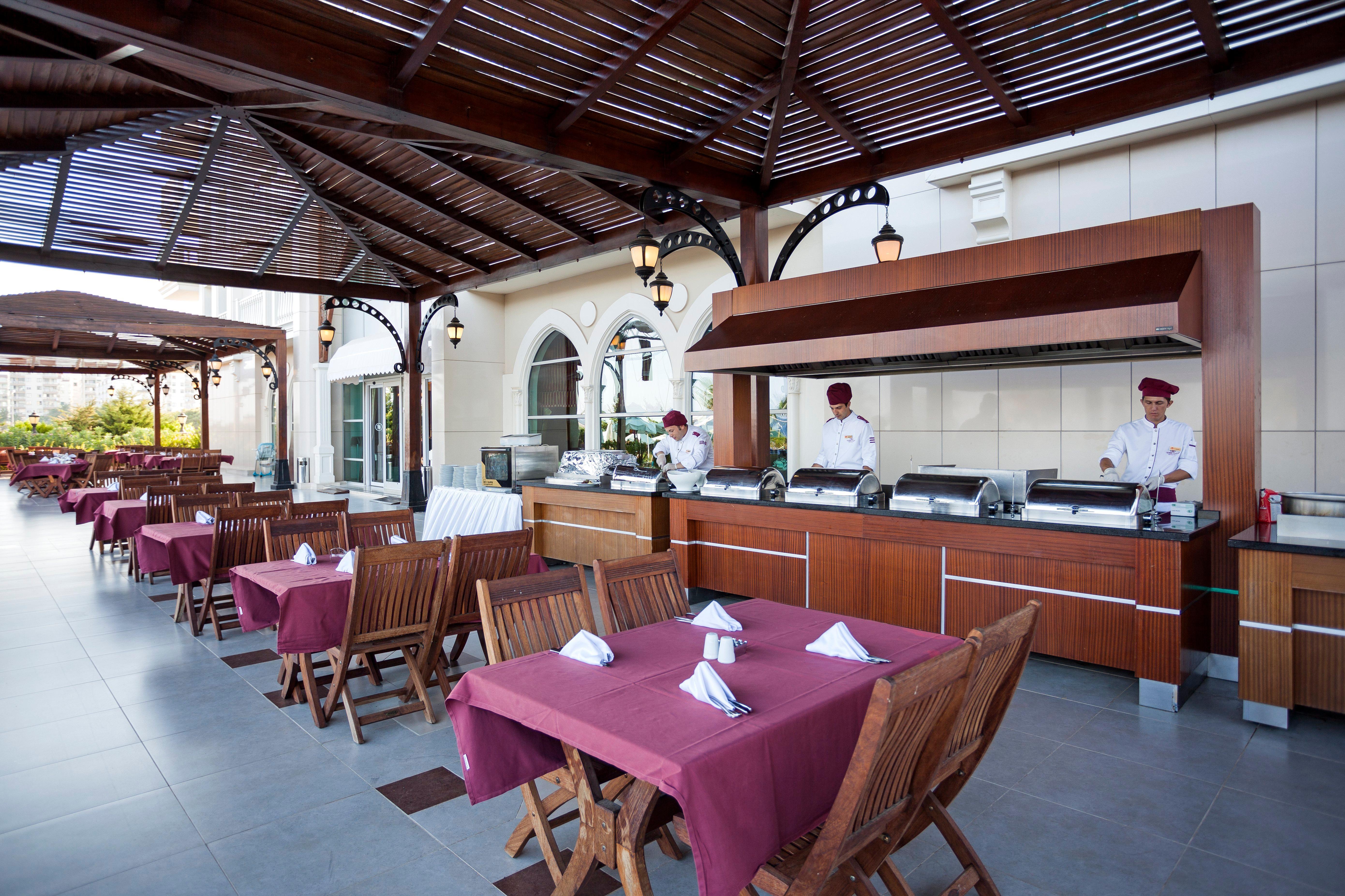 크라운 플라자 안탈리아 호텔 외부 사진 The restaurant at the hotel