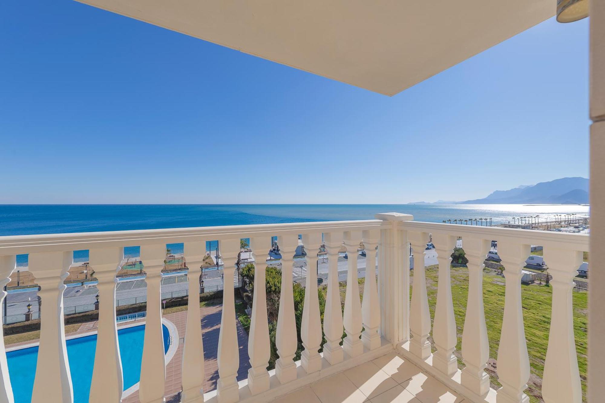 크라운 플라자 안탈리아 호텔 외부 사진 View from the balcony of a hotel in the resort