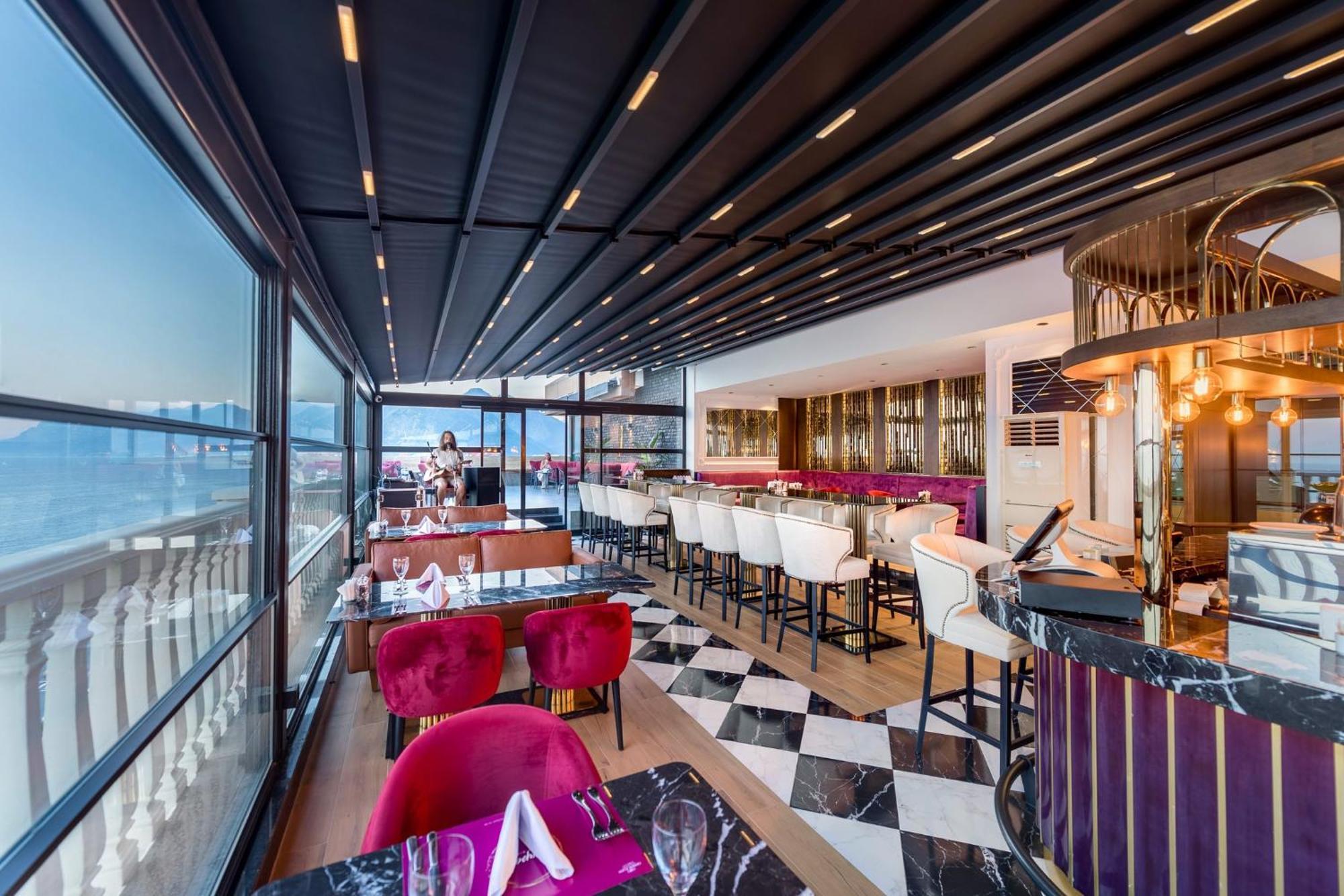 크라운 플라자 안탈리아 호텔 외부 사진 The 360° Sky Lounge