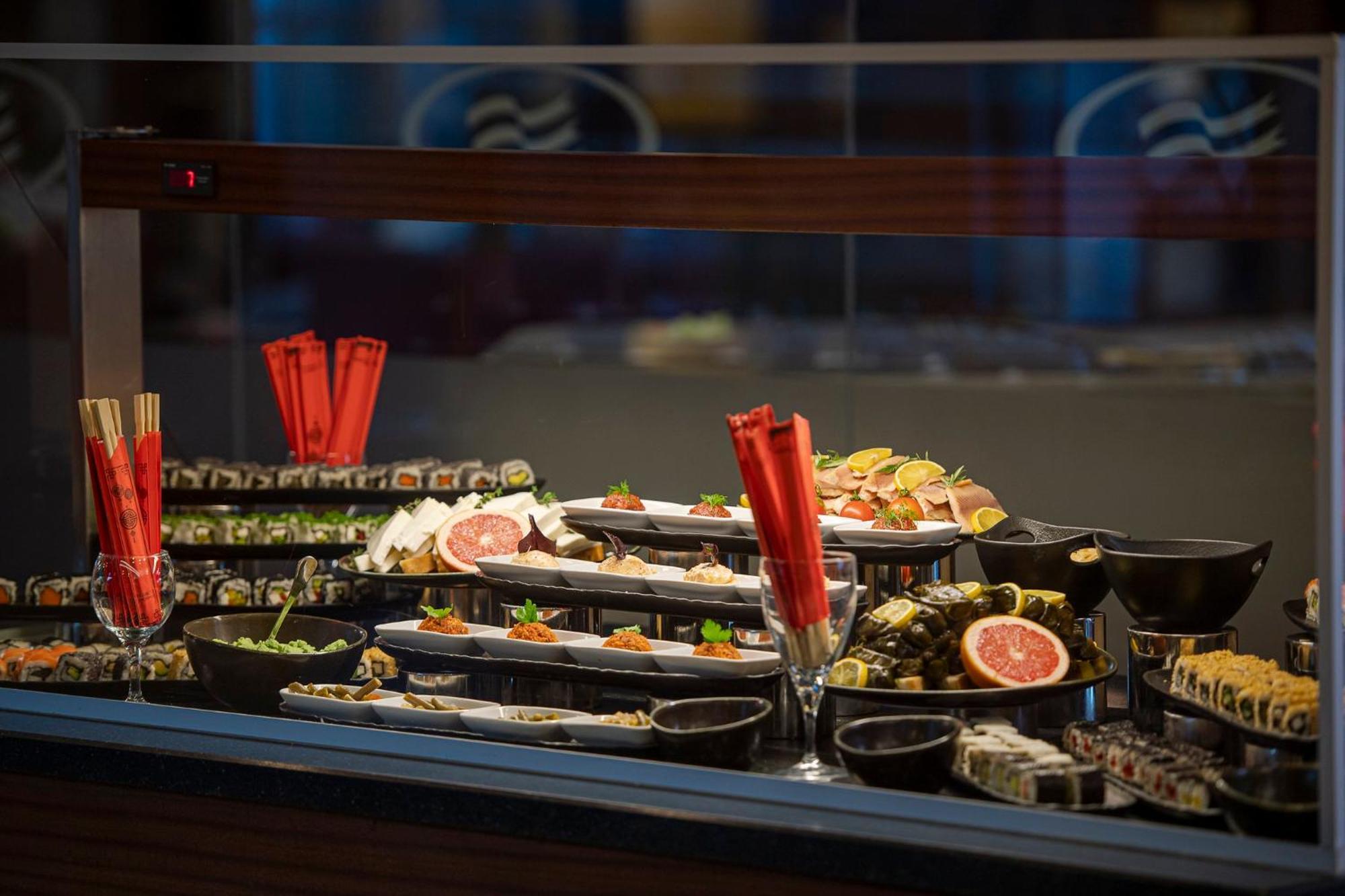 크라운 플라자 안탈리아 호텔 외부 사진 A sushi bar
